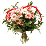 Kompozycja kwiatowa przygotowana z margerytek udekorowanych serduszkiem z rafii - Bukiet Margaretkowe Serce