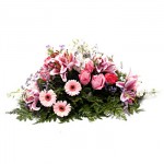 Kompozycja pogrzebowa ułożona z gerber, róż i lilii na żywym podkładzie - Wiązanka Refleksja